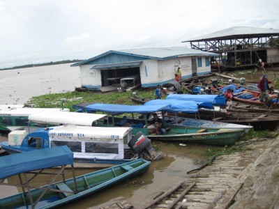 Boot im Hafen in Tabatinga Brasilien am Amazonas