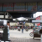 Straße vor dem Markt am Hafen in Leticia Kolumbien