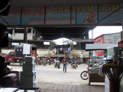 Straße vor dem Markt am Hafen in Leticia Kolumbien