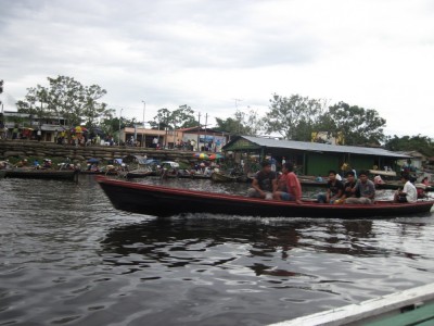 Szene auf dem Amazonas bei Leticia Kolumbien