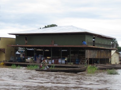 Schwimmende Einkaufscenter auf dem Amazonas bei Santa Rosa Peru