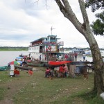 Szene in Santa Rosa Peru am Ufer des Amazonas