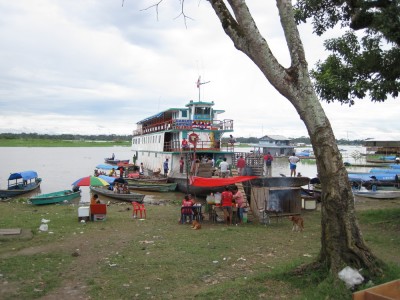Szene in Santa Rosa Peru am Ufer des Amazonas