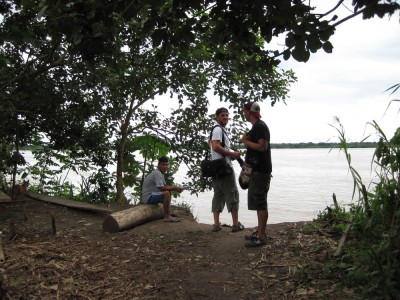 Szene am Ufer des Amazonas in Peru bei Santa Rosa