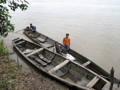 Szene mit Booten am Ufer des Amazonas in Peru bei Santa Rosa
