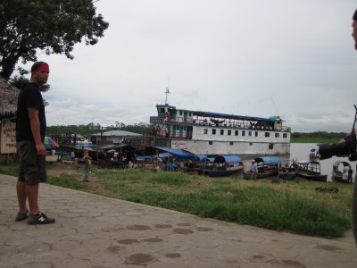 Schiff nach Iquitos am Ufer des Amazonas in Peru bei Santa Rosa
