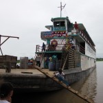 Beladen eines Schiffes nach Iquitos am Ufer des Amazonas in Peru bei Santa Rosa