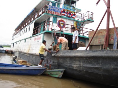 Beladen eines Schiffes nach Iquitos am Ufer des Amazonas in Peru bei Santa Rosa