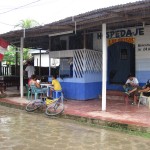 Schutz vor dem Regen in einem Restaurant am Ufer des Amazonas in Peru bei Santa Rosa