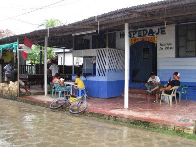 Schutz vor dem Regen in einem Restaurant am Ufer des Amazonas in Peru bei Santa Rosa