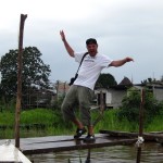 Jo und der Steg am Ufer des Amazonas in Peru bei Santa Rosa