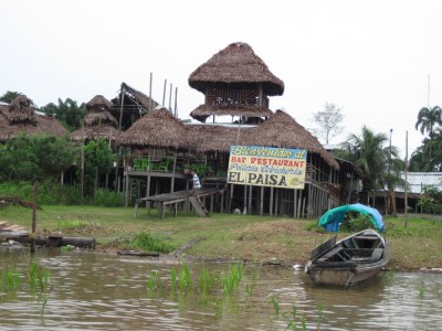 Restaurant am Ufer des Amazonas in Peru bei Santa Rosa