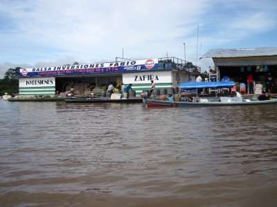Schwimmender Supermarkt auf dem Amazonas in Peru bei Santa Rosa