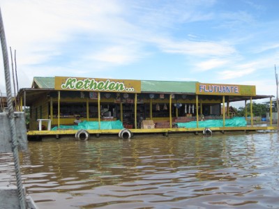 Schwimmender Supermarkt auf dem Amazonas in Peru bei Santa Rosa