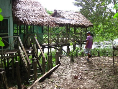 Pfahlbauten am Ufer des Amazonas in Kolumbien bei Leticia