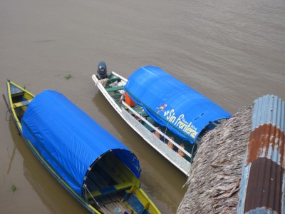 Boote auf dem Amazonas in Kolumbien bei Leticia