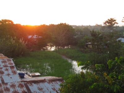 Abenddämmerung in Leticia am Amazonas von Kolumbien