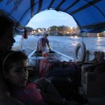 Abendliche Überfahrt auf dem Amazonas von Leticia Kolumbien nach Santa Rosa Peru