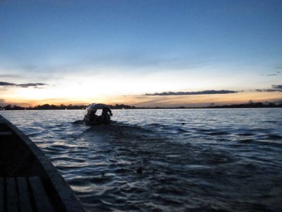 Abendliche Überfahrt auf dem Amazonas von Leticia Kolumbien nach Santa Rosa Peru