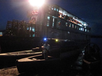 Nächtliche Szene mit Schiff nach Iquitos am Amazonas in Santa Rosa Peru