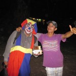 Nächtliche Szene mit Clown am Amazonas in Santa Rosa Peru