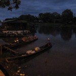 Morgendliche Szene vor Sonnenaufgang am Amazonas in Leticia Kolumbien