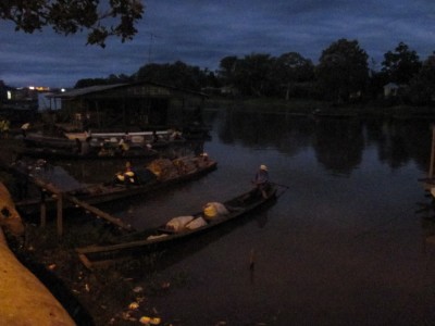 Morgendliche Szene vor Sonnenaufgang am Amazonas in Leticia Kolumbien