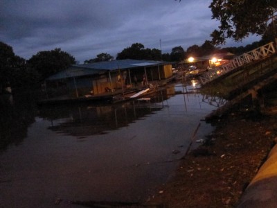 Morgendliche Szene kurz vor Sonnenaufgang am Amazonas in Leticia Kolumbien
