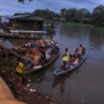Morgendliche Szene kurz vor Sonnenaufgang am Amazonas in Leticia Kolumbien