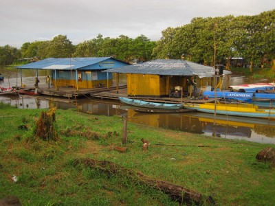 Morgendliche Szene am Amazonas in Leticia Kolumbien
